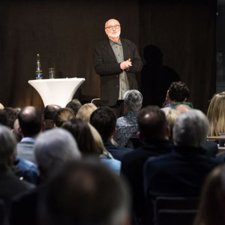 Jens Corssen auf der Bühne vor Publikum